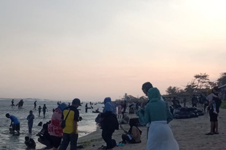Pengunjung bermain air di Pantai Sayang Heulang Desa Mancagahar Kecamatan Pamengpeuk, Sabtu (15/5/2021) sore (Dok Ai Siti Robiah)