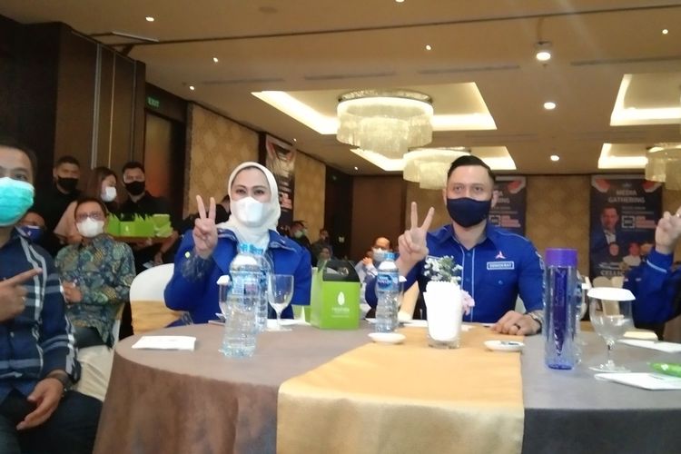 Paslon Bupati dan Wakil Bupati Karawang Nomor Urut Dua Cellica Nurrchadiana-Aep Syaepuloh bersama Ketua Umum Partai Demokrat Agus Harimurti Yudhoyono dan istri, Annisa Pohan saat media gathering di Hotel Resinda Karawang, Selasa (1/12/2020).