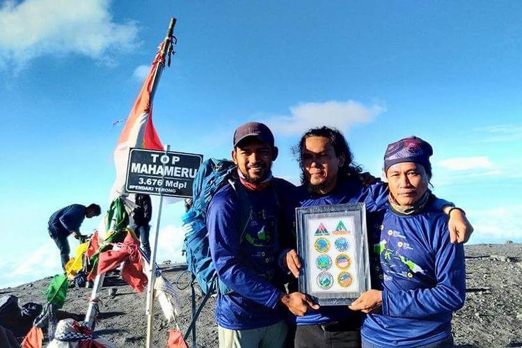 Koko Handoko, petani asal Pulau Buru, Maluku saat menuntutaskan pendakian tujuh puncak tertinggi di Indonesia di puncak Gunung Semeru, Jawa Timur, Rabu (279/2017). 