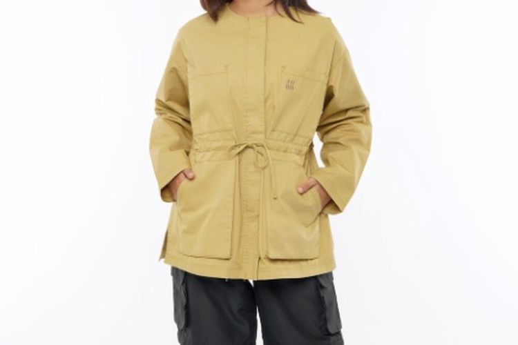 Jaket ini cocok bagi perempuan yang ingin tampil kece di tengah musim hujan.