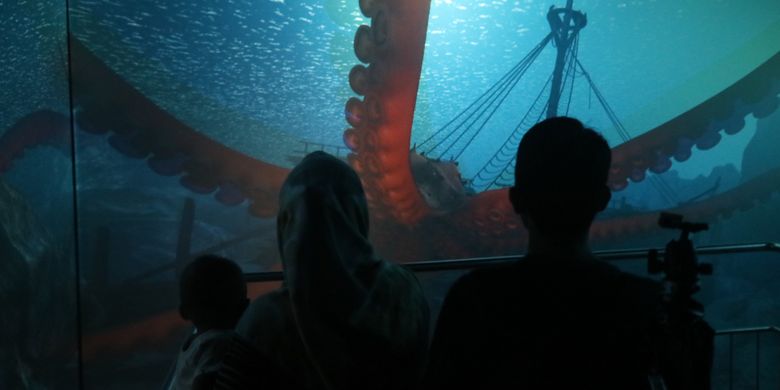  Keluarga yang sedang menyaksikan wahana 5D di Jakarta Aquarium, Selasa (15/8/2017).