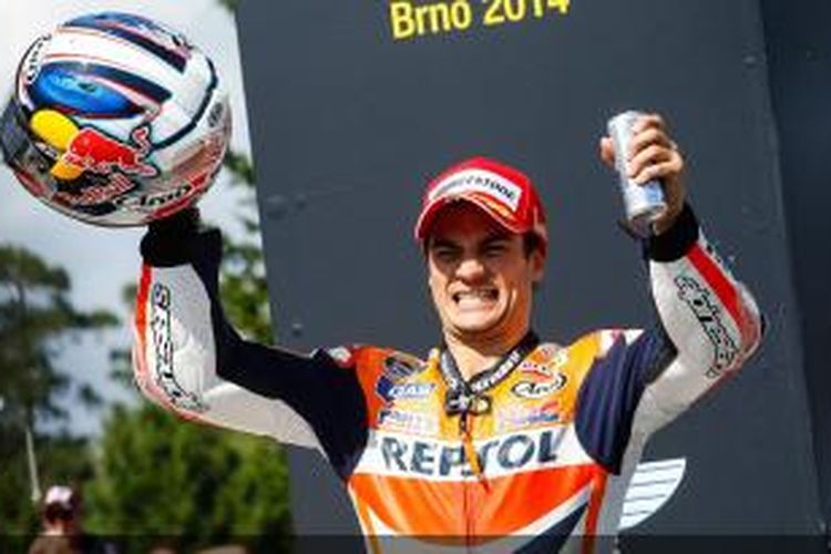 Pebalap Repsol Honda asal Spanyol, Dani Pedrosa, merayakan kemenangannya pada GP Ceko di atas podium Sirkuit Brno, Minggu (17/8/2014).