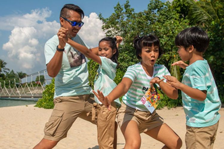 Nirina bersama keluarganya saat berlibur di Pulau Sentosa, Singapura. (Dok. Singapore Tourism Board)