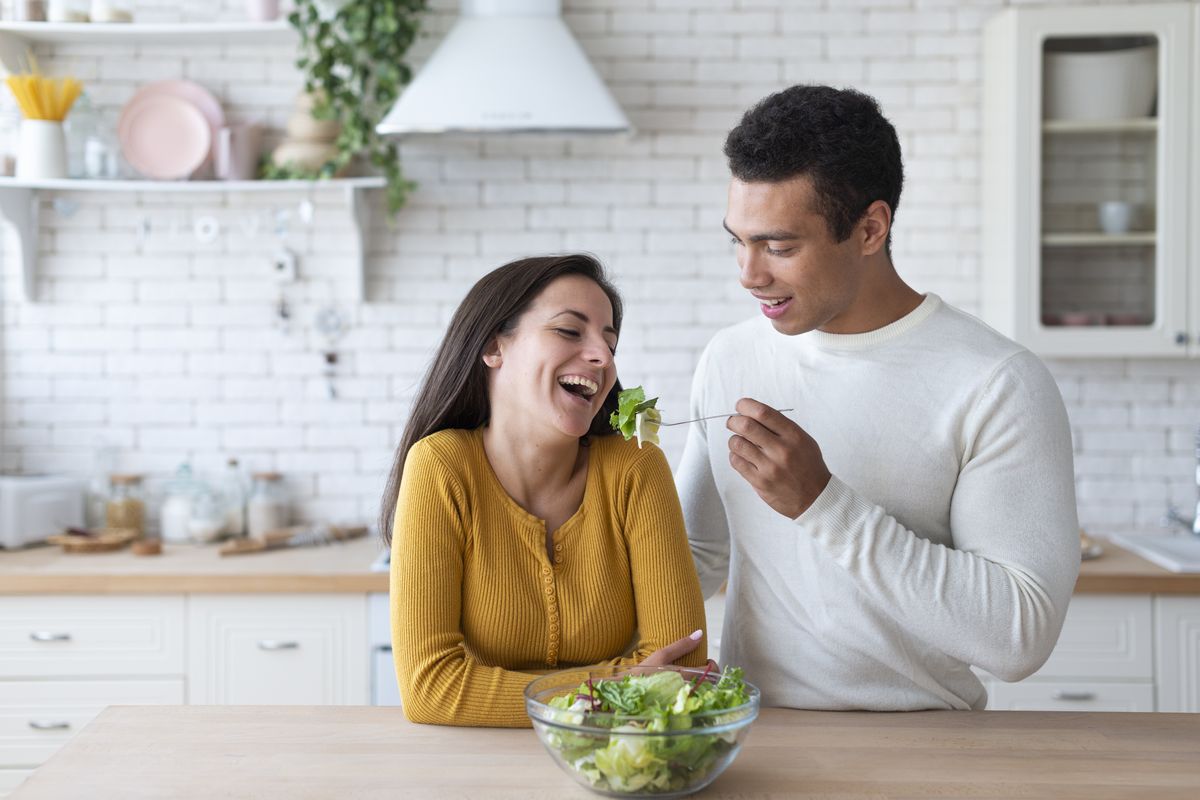 Ilustrasi mengonsumsi makanan sehat bersama pasangan