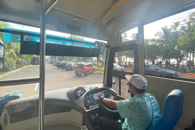 Interior di dalam bus Wara-wiri di Ancol, Jakarta Utara. 