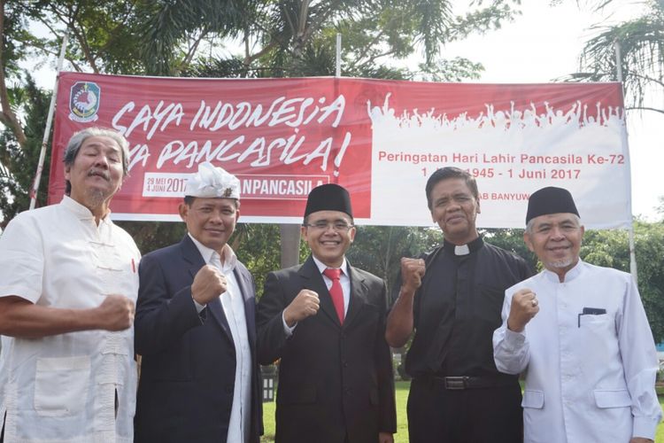 Bupati Banyuwangi Abdullah Azwar Anas bersama  tokoh lintas agama saat upacara hari Kesaktian Pancasila Kamis (1/6/2017)