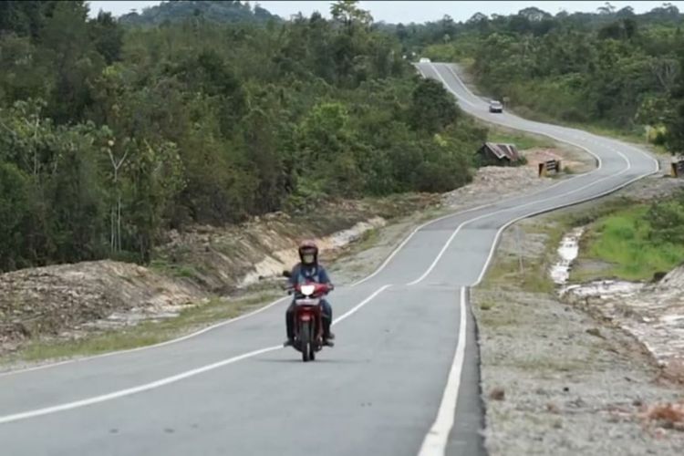 Jalan perbatasan Indonesia-Malaysia di Kalimantan