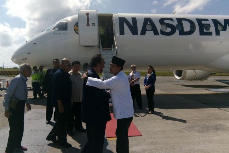 Gus Ipul melepas keberangkatan Surya Paloh di Bandara Juanda.