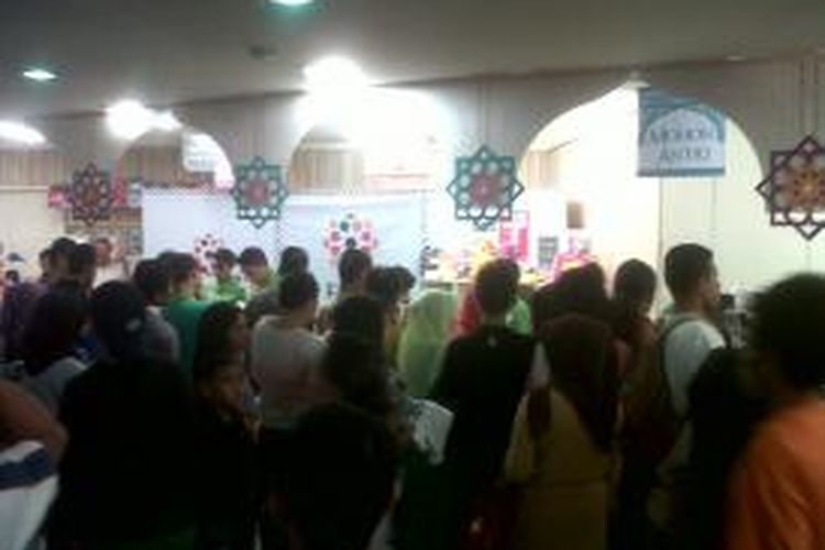 Jelang lebaranb Idul Fitri, pengunjung tampak mulai membludak dan berdesakan di pusat perbelanjaan AMbon Plaza, Senin (5/8/2013)