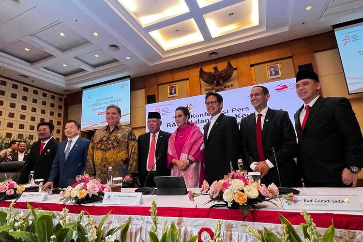 Menteri-menteri Kabinet Indonesia Maju dalam konferensi pers RAPBN 2024 dan Nota Keuangan di Kantor Pusat Ditjen Pajak, Jakarta, Rabu (16/8/2023). 