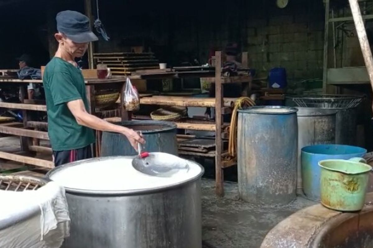 Proses pembuatan tahu Bandung di pabrik tahu, Jalan Kapuk, Margonda Raya, Kota Depok.