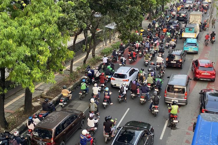 Waspada Penyempitan Jalan di Gatot Subroto Jakarta, Ada Pekerjaan Trotoar hingga November
