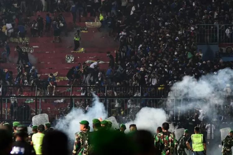 Pasukan polisi dituduh menembakkan gas air mata ke arah tribun pada peristiwa kerusuhan di Stadion Kanjuruhan, Sabtu (1/10/2022).