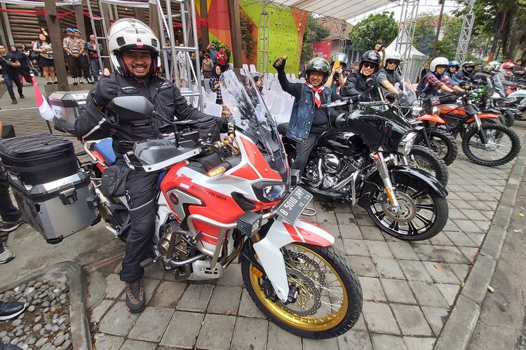 Bikers asal Bandung, Jeffrey Polnaja atau Kang Jeje akan melakukan ekspedisi Equatoride dengan menjelajahi 25 negara tropis di dunia dengan mengendarai sepeda motor. Perjalanan dimulai 28 Oktober 2019 dan ditargetkan selesai dalam dua tahun. 