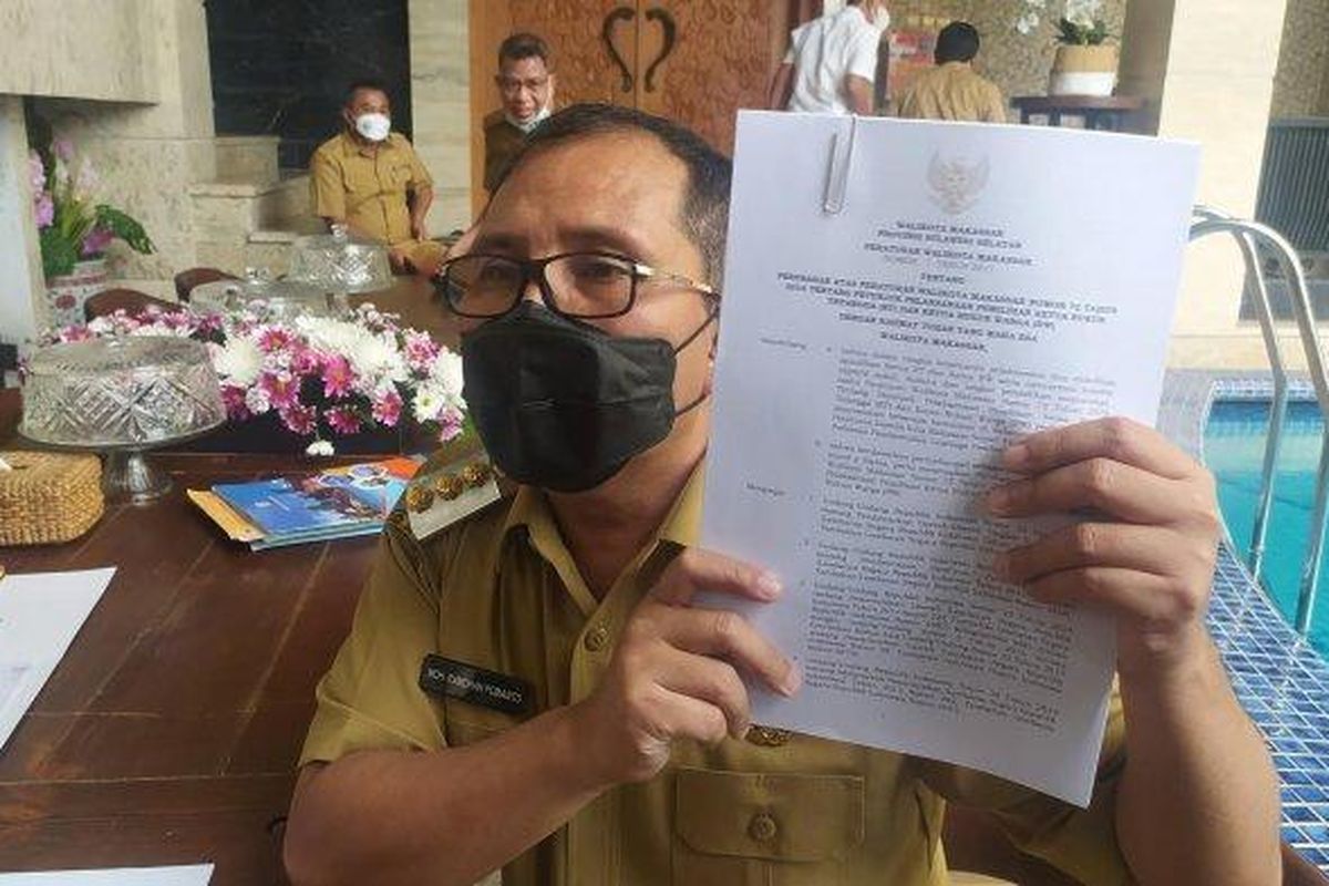 Wali Kota Makassar, Danny Pomanto, saat menunjukkan Perwali Nomor 1 Tahun 2017, tentang pelaksanaan pemilihan Ketua RT/RW. 