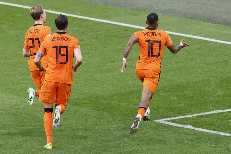 Penyerang Timnas Belanda Memphis Depay merayakan gol ke gawang Austria pada laga Grup C Euro 2020 di Johan Cruyff Arena, Amsterdam, pada 17 Juni 2021.