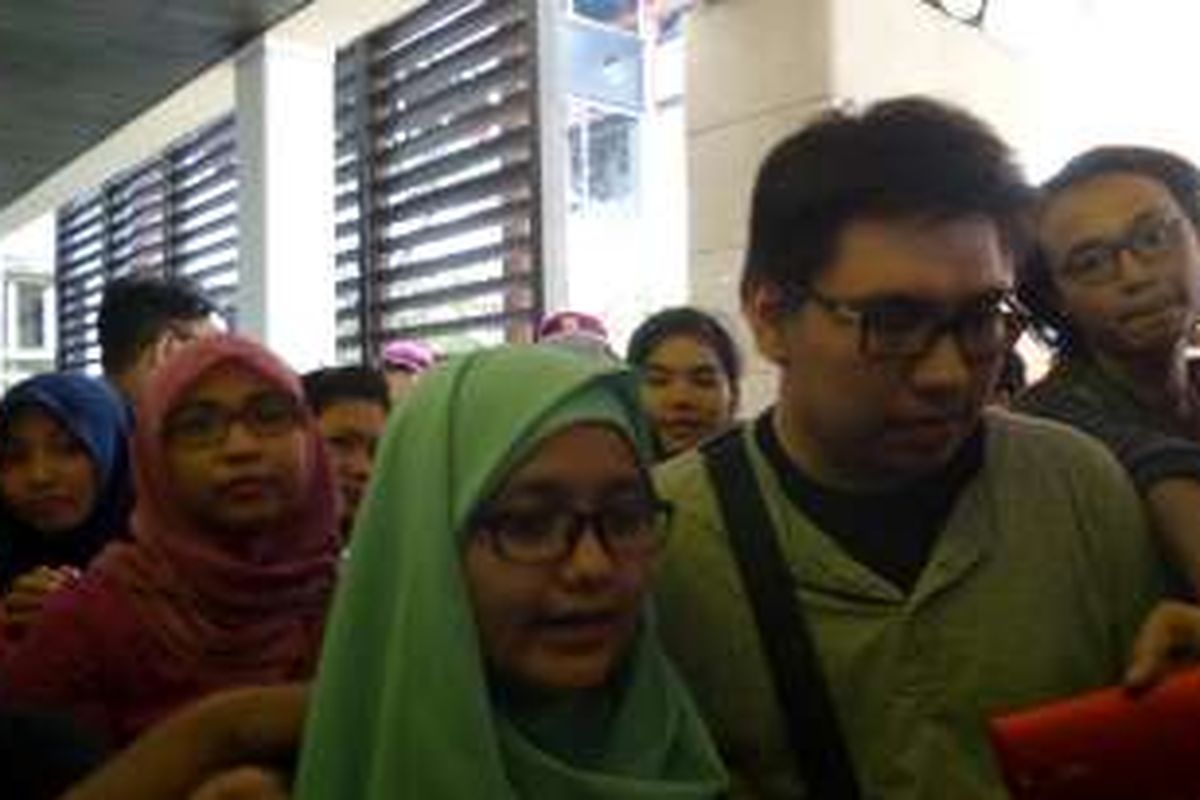 Dua pendiri Teman Ahok, Amalia Ayuningtyas dan Richard Handris Saerang, tiba di Bandara Soekarno-Hatta usai ditahan belasan jam di Kantor Imigrasi Singapura, Minggu (5/6/2016). Mereka ditahan dan disematkan status unwanted person oleh petugas Imigrasi di sana. 