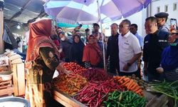 Tinjau Pasar Seketeng di Sumbawa, Mendag Zulhas Sebut Harga dan Stok Bahan Pokok Stabil