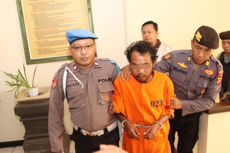 MG alias Bryan (28), tersangka pembunuh wanita berinisial AS (38), saat dihadirkan dalam konferensi pers di Polsek Kuta, Minggu (25/6/2023). Mayat korban ditemukan dalam kondisi penuh luka di Pantai Blue Ocean, Legian, Kecamatan Kuta, Kabupaten Badung, Bali, pada Sabtu (24/6/2023). /Dok Humas Polresta Denpasar