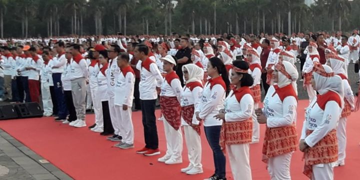 Presiden RI Joko Widodo alias (Jokowi) didampingi sang Istri, Iriana Jokowi hadir dalam pemecahan rekor dunia Poco-poco di kawasan Monas, Jakarta Pusat, Minggu (5/8/2018).