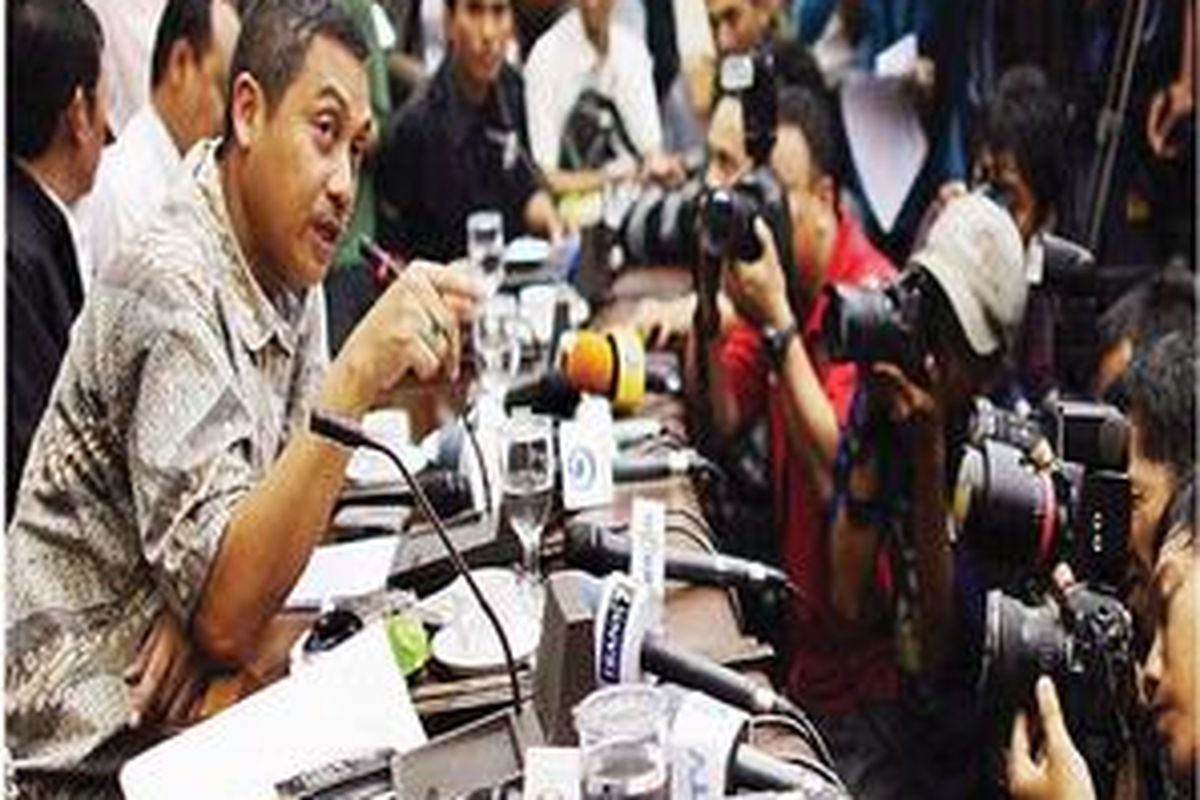 Ary Muladi (kiri), saksi kasus dugaan suap terhadap Wakil Ketua (nonaktif) Komisi Pemberantasan Korupsi (KPK), Chandra M Hamzah dan Bibit Samad Rianto, memberikan keterangan seusai pertemuan dengan Tim Delapan di Kantor Dewan Pertimbangan Presiden, Jakarta, Sabtu (7/11).