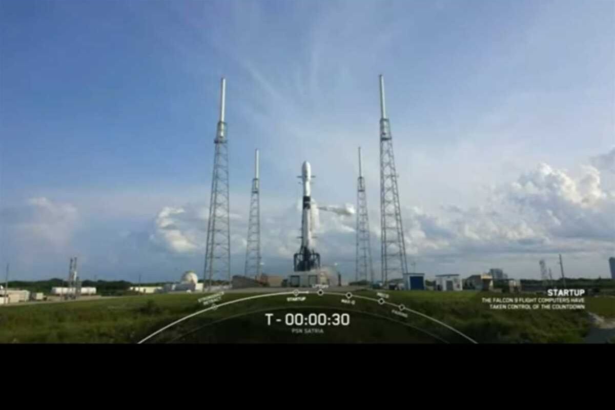 Satelit Satria-1, proyek ambisius Republik Indonesia untuk meningkatkan konektivitas internet di pelosok negeri, sukses diluncurkan dari landasan peluncuran (launchpad) Cape Canaveral Space Force Station, Florida, Amerika Serikat.