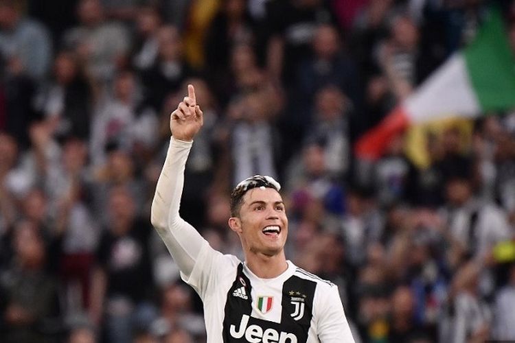 Penyerang Juventus asal Portugal Cristiano Ronaldo merayakan scudetto Serie A Italia ke-8 berturut-turut Juventus setelah memenangi laga vs Fiorentina pada 20 April 2019 di Stadion Juventus di Turin.