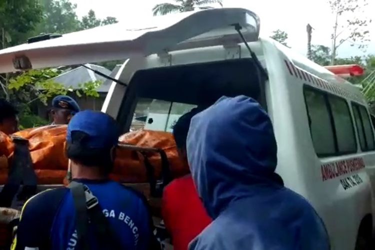 2 dari 4 Korban tanah Longsor di Desa Ilan Batu, Kecamatan Walenrang Barat, kabupaten Luwu, dievakuasi tim SAR gabungan ke rumah duka, Senin (04/10/2021)