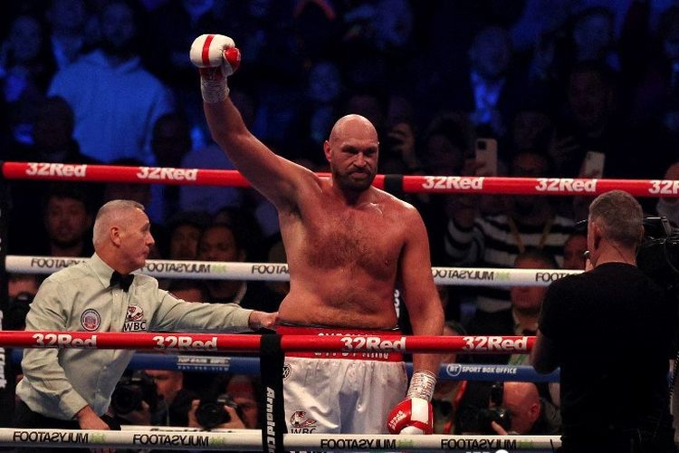 Tyson Fury dari Inggris (kanan) melakukan selebrasi setelah mengalahkan Petinju Dillian Whyte di ronde keenam untuk memenangkan pertarungan gelar kelas berat WBC mereka di Stadion Wembley di London barat, pada 23 April 2022.