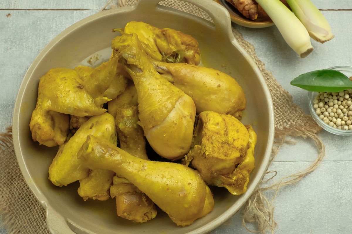 Ayam ungkep bumbu kuning. Setelah ayam diungkep, goreng sampai kecoklatan dan garing.