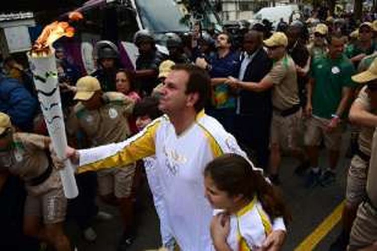 Wali Kota Eduardo Paes mengarak obor Olimpiade mengelilingi Rio pada Rabu (3/8/2016). 