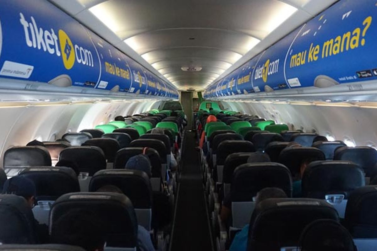 Interior bagasi kabin pesawat Citilink dengan logo tiket.com di Bandara Soekarno-Hatta, Jumat (27/7/2018). 