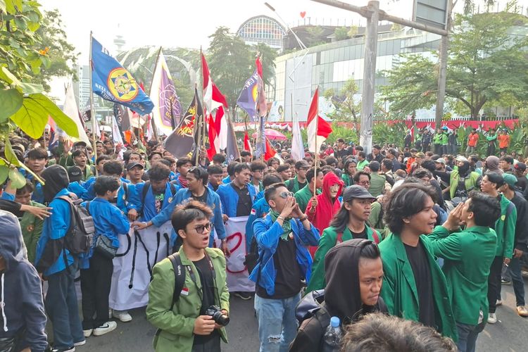 Massa Mahasiswa Tertahan di Flyover Ladokgi, Lagu 