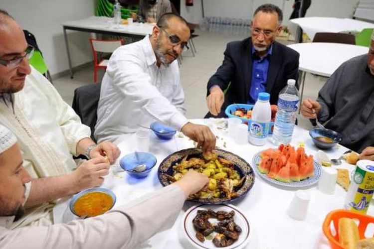 Umat Muslim menikmati makan malam di mesjid Assalam, di Nantes, Perancis, Sabtu 28 Juni 2014. Muslim di dunia mulai menjalani ibadah puasa.