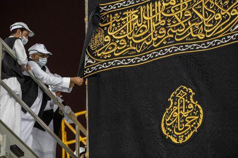 Kiswah Kain Penutup Kabah Mulai Digulung, Tandai Permulaan Haji 2021