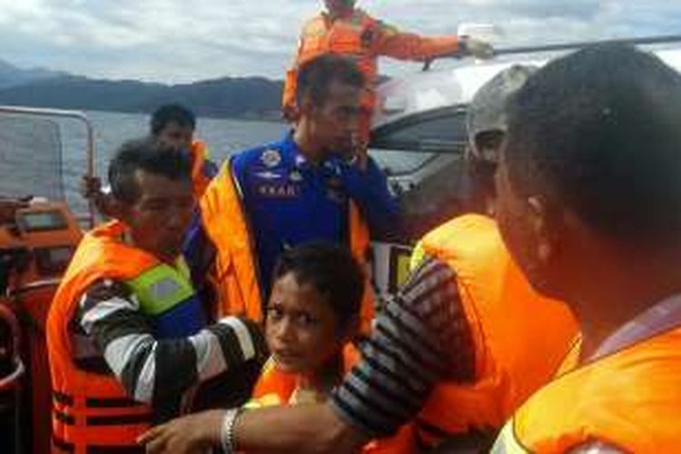 Satuan Polisi Perairan Polda Gorontalo melakukan evakuasi nelayan tenggelam setelah perahunya dihantam gelombang di Teluk Tomini