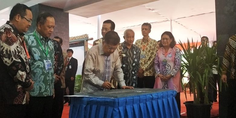 Usai menghadiri Seminar Nasional Dies Natalis UNY, Wapres JK didampingi Menristekdikti, Gubernur DIY Sri Sultan Hamengkubuwono X, dan Rektor UNY meresmikan Gedung Program Pascasarjana UNY yang ditandai dengan penandatangan prasasti (4/5/2019).