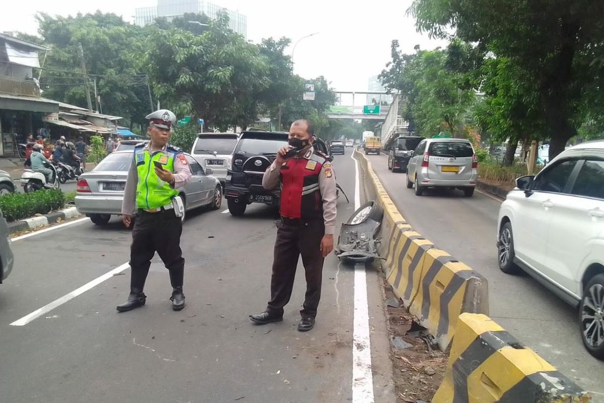 Kecelakaan lalu lintas karena diduga hilang kendali akibat tertinggal rombongan iring-iringan mobil jenazah, sehingga satu mobil menabrak separator busway di Jalan Pramuka Raya, Cempaka Putih, Jakarta Pusat, Rabu (6/7/2022).