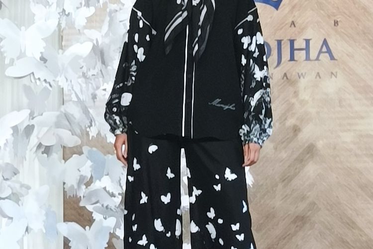 Busana muslim Mandjha Hijab di fashion show Raya Collection 2022 pada Rabu (23/2/2022).
