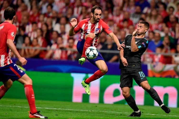 Eden Hazard menghidar dari upaya clearance Juanfran pada pertandingan Liga Champions antara Atletico Madrid di Stadion Wanda Metropolitano, Rabu (27/9/2017).