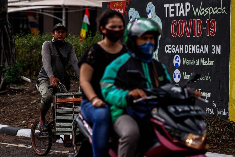 Mural yang dibuat oleh petugas prasarana dan sarana umum (PPSU)  bertemakan kewaspadaan virus Corona atau Covid-19 terlihat di kawasan Tebet, Jakarta Selatan, Jumat (14/8/2020). Mural tersebut memperlihatkan petugas medis membawa sebuah peti yang mengingatkan warga agar selalu waspada dengan Covid-19 dan mencegahnya dengan 3M (Memakai Masker, Menjaga Jarak dan Mencuci Tangan).