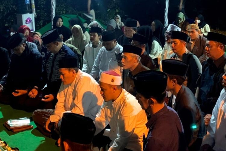Anies Baswedan melakukan takziah ke rumah duka dan makam Pimpinan Ponpes Cipasung, Kabupaten Tasikmalaya, KH Abun Bunyamin Ruhiat, pada Sabtu (19/11/2022) malam.