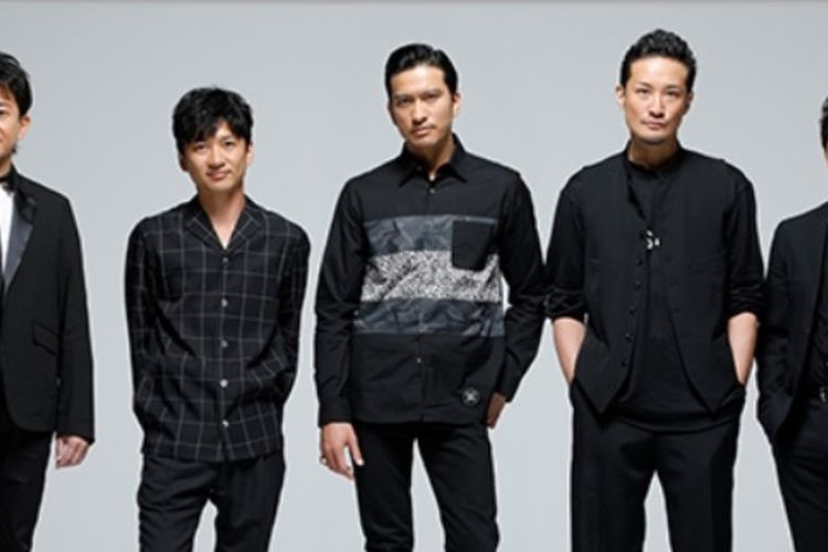 Salah satu anggota boyband Tokio, Tatsuya Yamaguchi (paling kanan) meminta maaf karena telah mencium seorang anak perempuan.  (Tangkapan layar situs Johnnys Net)