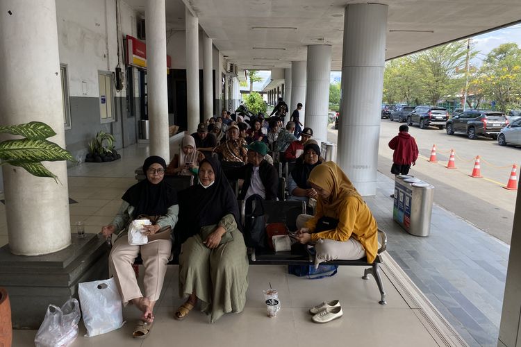 Dampak Kecelakaan KA di Bekasi, Penumpang Menumpuk di Stasiun Jatibarang