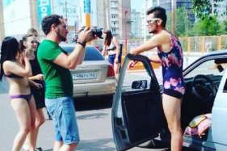 Seorang pria rela mengenakan bikini dan sepatu hak tinggi demi mendapatkan BBM gratis di sebuah SPBU di kota Samara, Rusia.