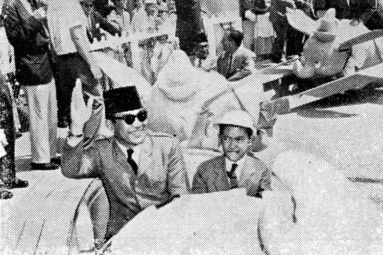 Soekarno dan putranya Guntur menaiki wahana Dumbo di Disneyland, Amerika Serikat pada 1957.