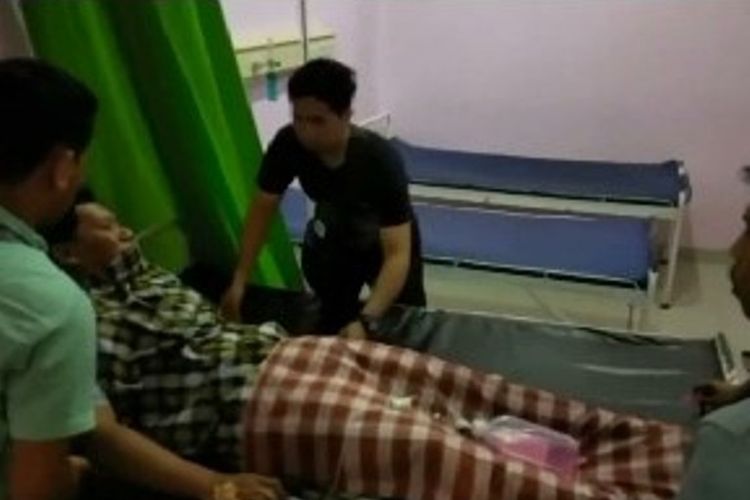 Seorang guru SMP di Mamuju, Sulawesi Barat, dilarikan ke rumah sakit setempat setelah dianiaya orangtua siswa di depan kelas saat mengajar pada Rabu (13/3/2019). Korban luka serius di kepala dan mendapat perawatan intensif hingga Kamis (14/3/2019). 