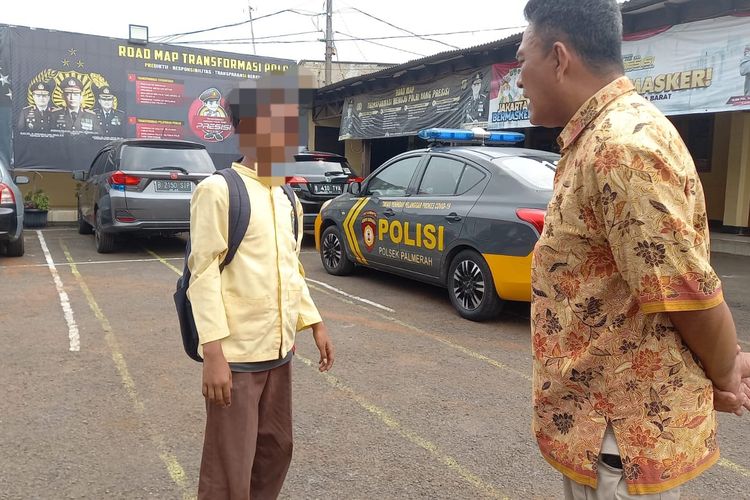Seorang pelajar sekolah menengah pertama (SMP) ditangkap Polsek Palmerah lantaran diduga hendka tawuran di TPU Grogol Kemanggisan, Palmerah, Jakarta Barat, pada Jumat (25/11/2022).