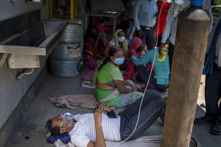 Seorang pasien menerima oksigen di luar Gurdwara, rumah ibadah Sikh, di New Delhi, India, Sabtu, 24 April 2021. 