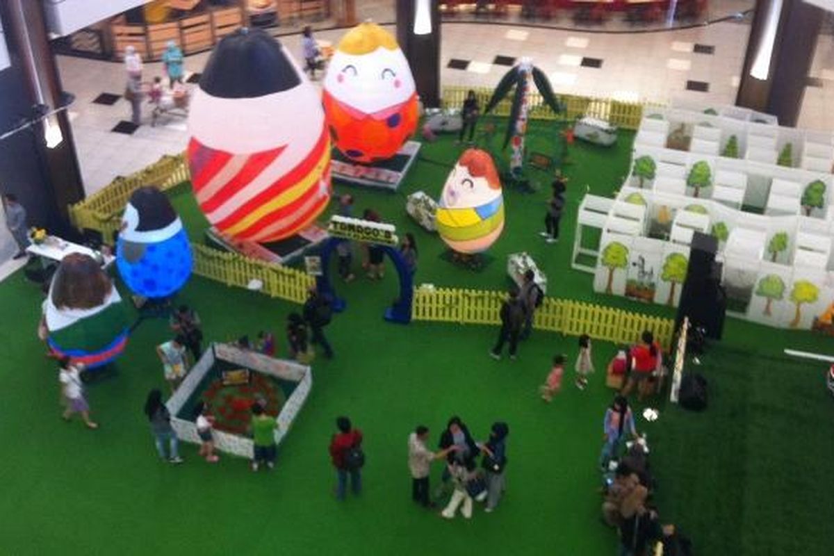 Pengunjung berada di area Main Atrium AEON Mall BSD City, Banten, Jumat (18/3/2016).